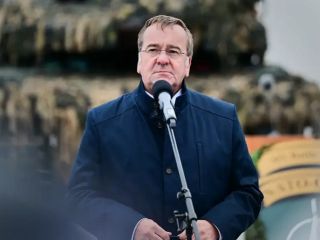 وزیر دفاع آلمان: به‌رغم اختلافات، خدمت سربازی اجباری اجرایی می‌شود