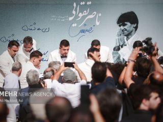 پیکر ناصر تقوایی با سنج و لباس سفید و حضور سینماگرانِ زنِ بی‌حجاب تشییع شد