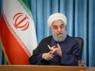 «خائن» یا «خادم»؛ حسن روحانی زیر تیغ