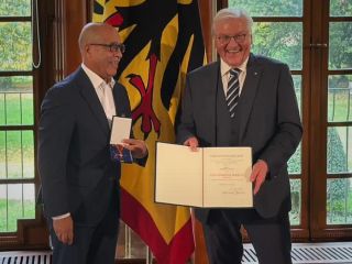 بهروز اسدی «نشان افتخار» جمهوری فدرال آلمان را از دست رئیس جمهور این کشور دریافت کرد