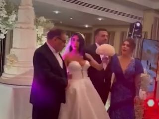 واکنشی به انتشار عکس‌های جدید از دختر شمخانی با سروسینه باز در جمع عمومی