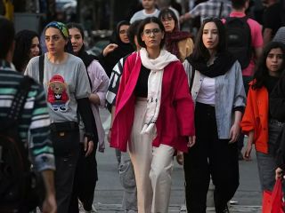 نمایش آرامش در روز وحشت، دو نمایش همزمان برای کنترل جامعه