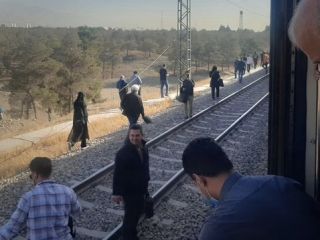 مسافران خط تهران-کرج در واکنش به خرابی مترو شعار «مرگ بر خامنه‌ای» و «رضاشاه روحت شاد» سر دادند