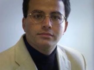 مهرزاد بروجردی، تحلیل‌گر سیاسی، می‌گوید علی شمخانی متهم قتل پدر او‌ست