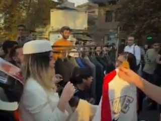 فقط در ایران؛ دستفروشی با ماشین رولزرویس در تجریش تهران