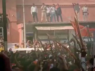 ببینید: رقص هندوهای افراطی با شمشیر مقابل یک مسجد