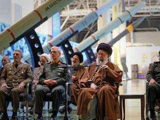 وبسایت اینسایدر: جمهوری اسلامی باید متقاعد شود که آمریکا و متحدانش آماده سرنگونی رژیم‌اند