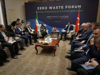 سفر مدیران ارشد محیط زیست به استانبول بدون کارشناسان مربوطه؛ هیاتی که در جلسه مدام سرش توی گوشی بود