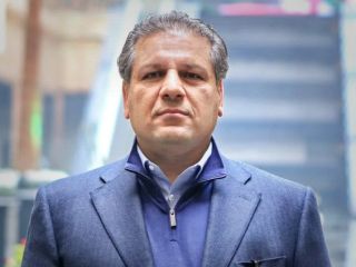 «وجدان آسوده» علی انصاری، زیان انباشته ۵۵۰ هزار میلیارد تومانی بانک آینده و خشم کاربران