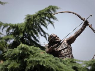 سازنده مجسمه آرش: گفتند به‌خاطر داشتن سیکس‌پک، تحریک‌کننده است