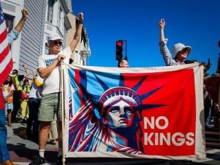 «نه به پادشاه» در آمریکا با علی افشاری؛ «سیاست‌ورزی سلطنت‌طلبان شبیه جمهوری اسلامی است»