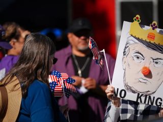 «نه به پادشاه» در آمریکا با مهدی نصیری؛ «اکثر ایرانی‌ها نظام پادشاهی می‌خواهند»