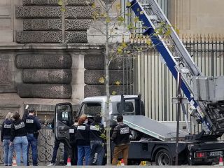 سرقت از لوور و فرصت‌طلبی شرکت آلمانی بالابر؛چگونه با یک ترفند تبلیغاتی نامش را بر سر زبان‌ها انداخت؟