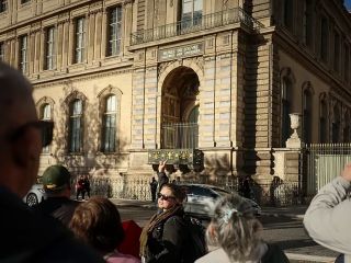 پنجره‌ای که سارقان از آن وارد موزه لوور شدند جاذبه گردشگری شد