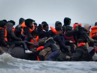 بریتانیا دو پایگاه نظامی را به عنوان محل اقامت پناهجویان در نظر گرفت