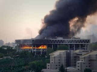 فعال رسانه‌ای اصولگرا: ساختمان شیشه‌ای صداوسیما به خاطر موشک نسوخت؛ بلکه آتش گرفت و سوخت