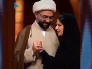 عشق‌بازی رمانتیک یک آخوند با همسر چهارمش در برنامه تلویزیونی جنجال شد