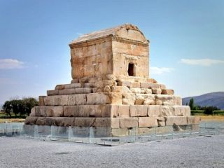 جمهوری اسلامی مسیر و ورودی کاخ‌های پاسارگاد و مقبره کوروش را مسدود کرد