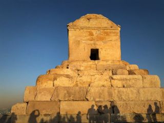 کوروش‌‌ستیزی خامنه‌ای، کوروش‌دوستی ایرانیان