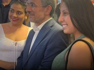 تصاویر منشوری از محمود احمدی نژاد با توریست ها در ترکیه