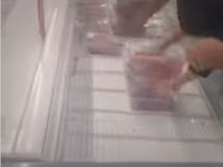 گوشت گران شد، کارکنان فروشگاه همه بسته های قیمت قبلی رو به سرعت برق جمع کردند