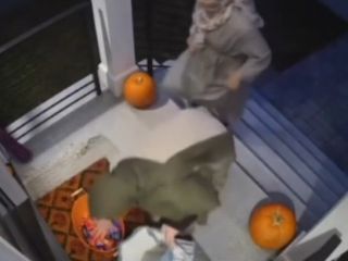 «شکلات دزدان محجبه»: حاشیه جنجالی هالووین؛ زنان با حجاب، سهم بچه‌ها را دزدیدند! + ویدیو