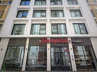 ماجرای خرید یک هتل در بوداپست مجارستان توسط میثم خامنه‌ای چیست؟