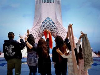 کیهان: پدیده کشف حجاب ظاهراً از سوی برخی مسوولان پذیرفته شده