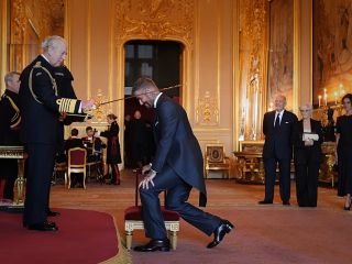 ویدیو: دیوید بکام از سوی شاه چارلز سوم عنوان شوالیه دریافت کرد