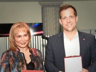 اعطای دو نشان شایستگی به یک زن ایرانی در آلمان