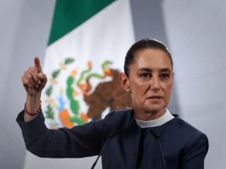 شکایت رئیس جمهور مکزیک از مردی که در دیدار عمومی در خیابان سعی کرد او را ببوسد