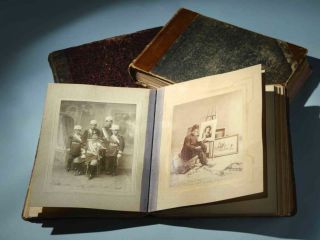 چکش حراج بر سر آلبوم‌های عکس دوران قاجار؛ تصاویر «بی‌نظیر» انقلاب مشروطه در لندن به «بهای اندک» فروخته شد