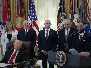 مهمان ترامپ در اتاق بیضی کاخ سفید غش کرد! + ویدیو