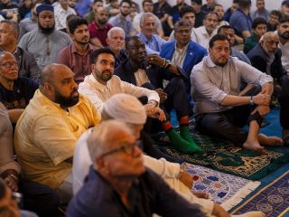 شهردار منتخب نیویورک در مسجد پورتوریکو به نماز ایستاد + ویدیو