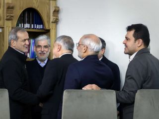 حسین شریعتمداری شمشیر را از رو بست: مشاوران رئیس‌جمهور، نفوذی و جاسوس هستند!