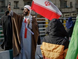 رسانه وابسته به حوزه علمیه: شاید مشکلات معیشتی آخوندها را مجبور کند به شغل دیگری بپردازند