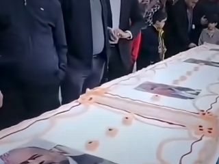 نماینده مجلس با چاپ تصویر ویکی‌پدیای خود روی کیک ۱۲ متری ، تولدش را جشن گرفت