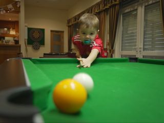 کودک دوساله با پستانک در دهان جهان را با مهارتش در بیلیارد شگفت زده کرد