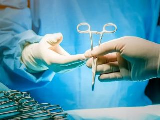 دادستان تهران: جراح زیبایی پس از مرگ بیمار بر اثر ژل نامرغوب، دستور سوزاندن جسدش را داد