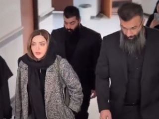 حضور بهنوش طباطبایی با بادیگارد‌ خود در جشن فارغ‌التحصیلی‌اش در رشته دکترای روانشناسی در بابل