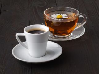 دو فنجان قهوه، سه فنجان چای؛ ترکیب روزانه دو نوشیدنی محبوب طول عمر را افزایش می‌دهد