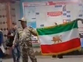 برافراشته شدن پرچم شیروخورشید توسط دو افسر ارتش در مترو تهران