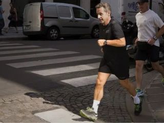 اولین حضور سارکوزی در انظار عمومی پس از آزادی از زندان در حال دویدن در محله اعیانی پاریس! + ویدیو