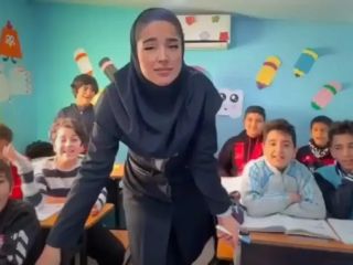 صدف صفرزاده، معلم جنجالی «گنگستر شهر آمل» به کلاس درس بازگشت + ویدیو