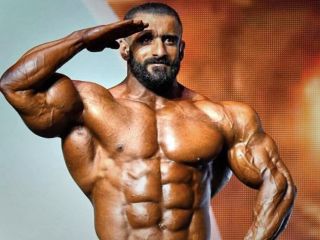 جنجال عکس خامنه‌ای در پس‌زمینه موبایل هادی چوپان + ویدیو