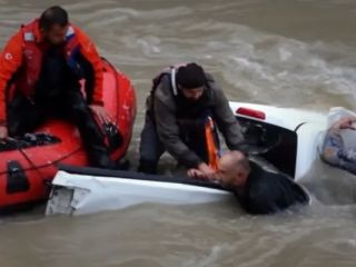 ویدیوئی از عملیات نفس‌گیر نجات در سیلاب ترکیه؛ سرنشینان خودروی غرق‌شده از مرگ حتمی بازگشتند!