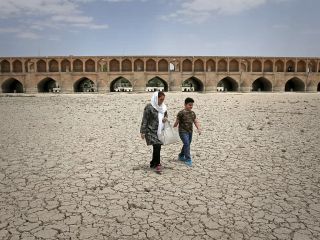 گره‌زدن بی‌بارانی به «بی‌حجابی»؛ گروه‌هایی در ایران دست به دعا شدند