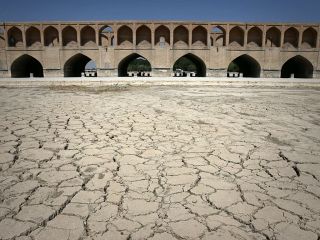 اهورامزدا کشور را از دشمن، خشکسالی و دروغ بپایاد؛ «بی‌آبی با ایران آن می‌کند که جنگ و تحریم نمی‌کند»