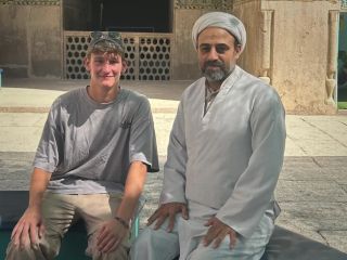 کریکت‌ بازی گردشگر انگلیسی با یک آخوند در مسجد؛ سفر زمینی جوان بریتانیایی به ایران