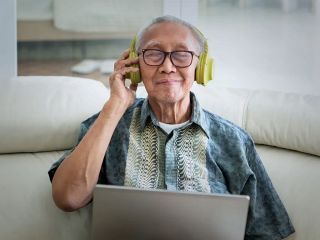 پژوهش علمی: گوش دادن منظم به موسیقی خطر زوال عقل را برای سالمندان کاهش دهد